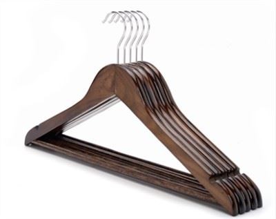 Klassieke volwassen houten kleerhangers